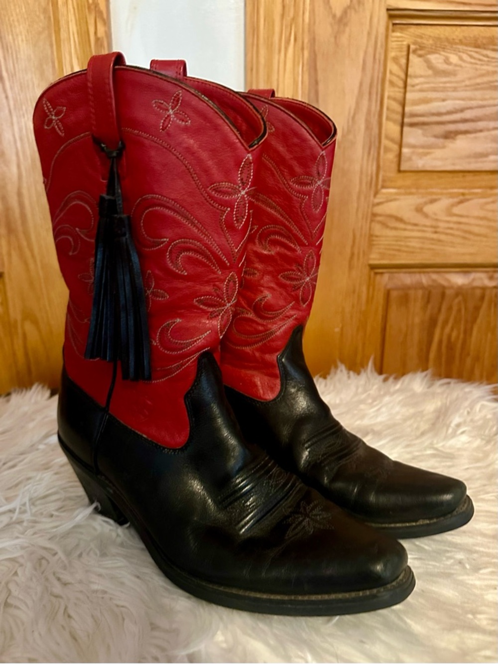Ariat Women’s 7.5 Red & Black Western Cowgirl Boot with Tassels
